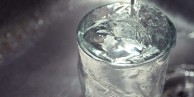 Désolé, mais boire de l’eau glacée ne va pas vous aider à perdre du poids