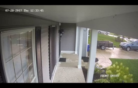 Une violente tempête soulève une voiture garée devant une maison