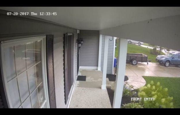 Une violente tempête soulève une voiture garée devant une maison