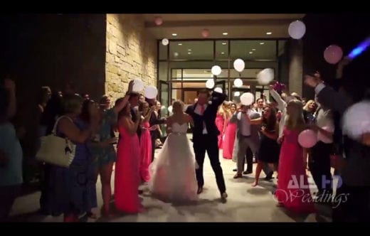 Deux mariés se mettent à l’arrière d’une voiture décapotable et ruinent leur mariage