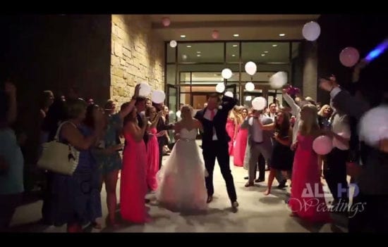 Deux mariés se mettent à l’arrière d’une voiture décapotable et ruinent leur mariage