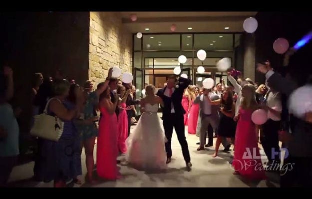 Deux mariés se mettent à l’arrière d’une voiture décapotable et ruinent leur mariage