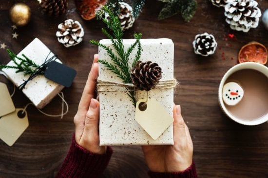 Conseils d’experts pour emballer et expédier vos cadeaux des Fêtes