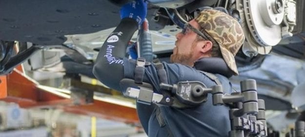 Ford utilise des exosquelettes pour faciliter la vie de ses travailleurs