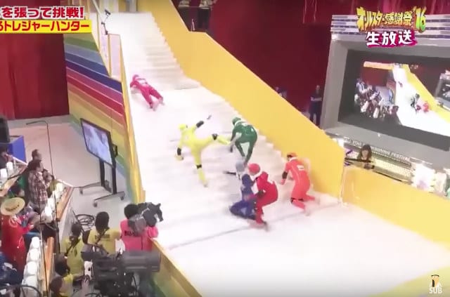 Voyez ces concurrents de jeu télévisé Japonais essayant de grimper un escalier glissant.