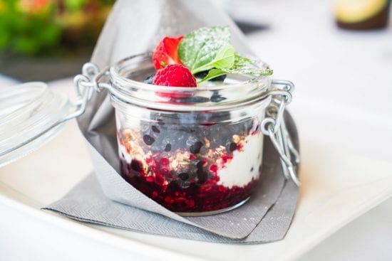 Fondez de plaisir avec ce gâteau au fromage sans cuisson aux baies d’açaï!