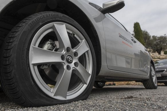 Entretien des pneus 101 : Quoi faire lorsqu’un pneu éclate sur la route