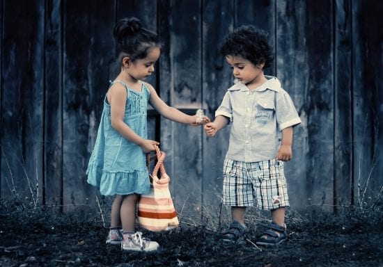 Conseils d’expert pour élever un enfant qui se préoccupe des autres
