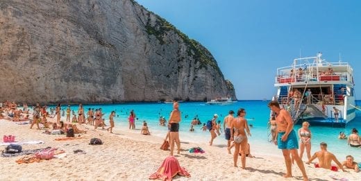 Voyagez à la plage de Navagio en Grèce