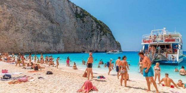 Voyagez à la plage de Navagio en Grèce