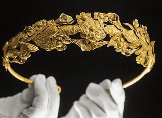 RELIQUES ANCIENNES TROUVÉES DANS DES ENDROITS INATTENDUS… ET CERTAINES ONT EU UNE FORTUNE !