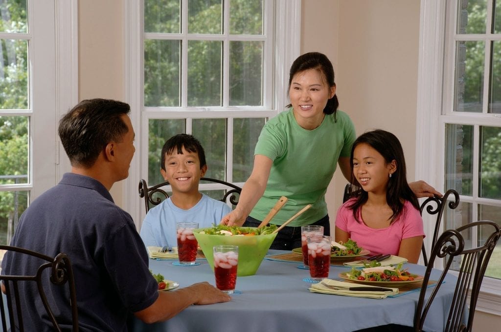 Eat together so your children can develop healthy habits