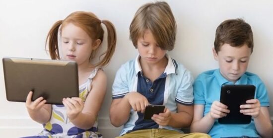 Cinq (5) astuces pour que votre enfant se détache de son écran
