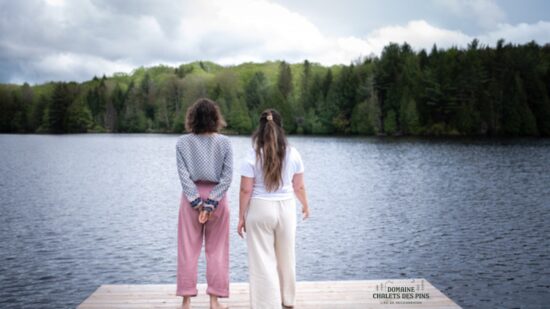 Le Domaine Chalets des Pins souffle sa première bougie : un succès enraciné dans la nature, la passion et la reconnexion