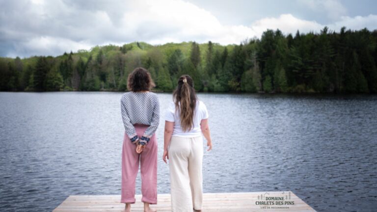Le Domaine Chalets des Pins souffle sa première bougie : un succès enraciné dans la nature, la passion et la reconnexion